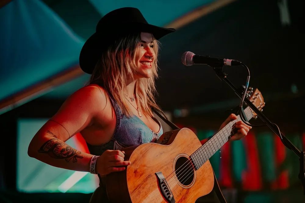 Ella Ray — Música en vivo